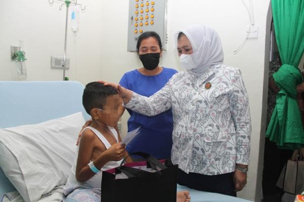 Kunjungi Rumah Singgah Bersama YOAM , Nawal Lubis Beri Semangat Anak-Anak Penderita Kanker